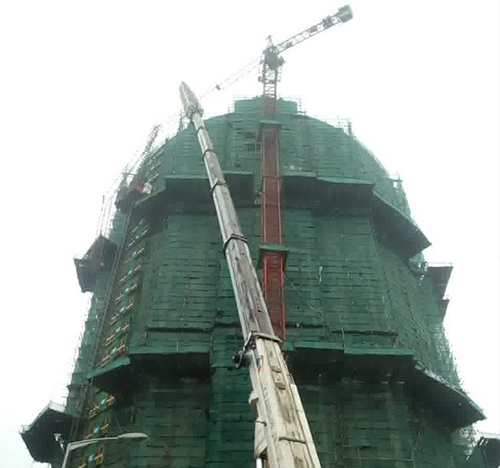 盘县吊车在工地上作业